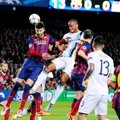 Gerard Pique Duel Udara dengan Vincent Kompany