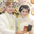 Dude Harlino dan Alyssa Soebandono Saat Menemui Wartawan Seusai Akad Nikah