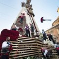 Para Peserta Mendekorasi Patung untuk Festival Las Fallas