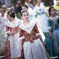 Gadis Cilik Kenakan Kostum Tradisional Saat Festival Las Fallas
