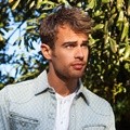 Theo James di Majalah Bello vol. 44