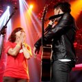 Ariel Hadiahkan Gitar Pada Fans di Ulang Tahun ANTV yang ke-21