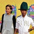 Pharrell Williams dan Istri di Orange Carpet Kids' Choice Awards 2014