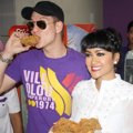 Julia Perez dan Bertrand Antolin Saat Pembukaan 'Jupe Fried Chicken'