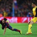 Neymar Terjatuh di Depan Jose Sosa