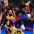 Arda Turan Berusaha Menghalangi Lionel Messi