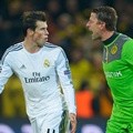 Gareth Bale dan Roman Weidenfeller Tampak Beradu Mulut