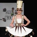 Seorang Model Peragakan Gaun yang Terbuat dari Cokelat Putih