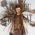 Gaun Berbahan Cokelat dengan Hiasan Bulu di Zurich Chocolate Show 2014