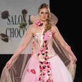 Gaun Pink Berhiaskan Rangkaian Permen Cokelat di Zurich Chocolate Show 2014