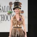 Seorang Model Kenakan Topi Berbahan Cokelat