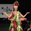 Seorang Model Peragakan Gaun Berbahan Cokelat di Zurich Chocolate Show