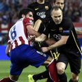 Andres Iniesta Saat Dikepung Pemain Atletico Madrid