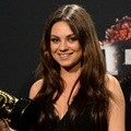 Mila Kunis Raih Penghargaan Best Villain