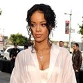 Rihanna Kenakan Busana Karya Ulyana Sergeenko