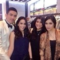 Regina Ivanova Diapit Teman-Temannya