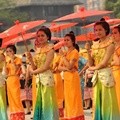 Para Penari Kenakan Pakaian Tradisional