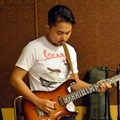 Arief Gitaris Kerispatih Saat Latihan