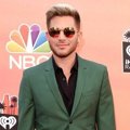 Adam Lambert di Red Carpet iHeartRadio Music Awards 2014