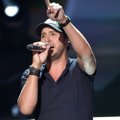 Luke Bryan Nyanyikan Lagu 'That�s My Kind of Night' di iHeartRadio Music Awards 2014