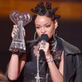 Rihanna Saat Terima Piala Best Fan Army
