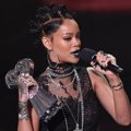 Rihanna Saat Terima Piala Song of the Year