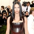 Adriana Lima Hadir di Met Gala 2014 dengan Gaun dari Givenchy