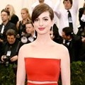 Anne Hathaway Hadir di Met Gala 2014
