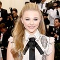 Chloe Moretz Hadir di Met Gala 2014