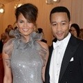 Chrissy Teigen Datang Bersama John Legend