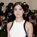 Hailee Steinfeld Hadir di Met Gala 2014