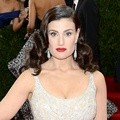 Idina Menzel Cantik dengan Gaun Karya Donna Karan
