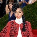 Janelle Monae Kenakan Busana Rancangan Tadashi Shoji