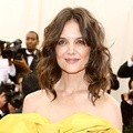 Katie Holmes dengan Gaun Rancangan Marchesa