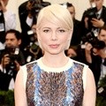 Michelle Williams Kenakan Busana Rancangan Louis Vuitton