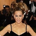 Sarah Jessica Parker Kenakan Gaun dari Oscar de la Renta