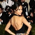 Zoe Saldana Hadir dalam Balutan Gaun dari Michael Kors