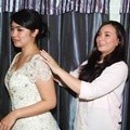 Asmirandah Bantu Sonya Prischillia Fitting Gaun Pengantin