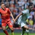 Raheem Sterling Berebut Bola dengan Massadio Haidara