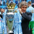 Manuel Pellegrini Pamerkan Trofi Juara Manchester City