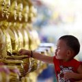 Balita Masukan Uang Koin ke Patung Buddha di Malaysia