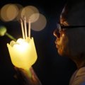 Biksu di Thailand Membawa Lilin dan Berdoa di Perayaan Waisak