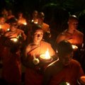 Para Biksu Thailand Lakukan Prosesi Berjalan Mengitari Vihara