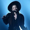Lorde Nyanyikan Lagu 'Tennis Court'