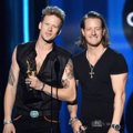 Florida Georgia Line Raih Piala Top Country Song