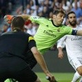 Iker Casillas Gagal Menahan Serangan Diego Godin