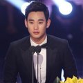 Kim Soo Hyun Raih Piala Most Popular Actor
