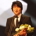 Song Kang Ho Raih Piala Daesang