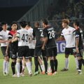 Kedua Tim Bersalaman Seusai Laga
