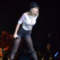 Taylor Swift Nyanyikan Lagu 'The Lucky One'